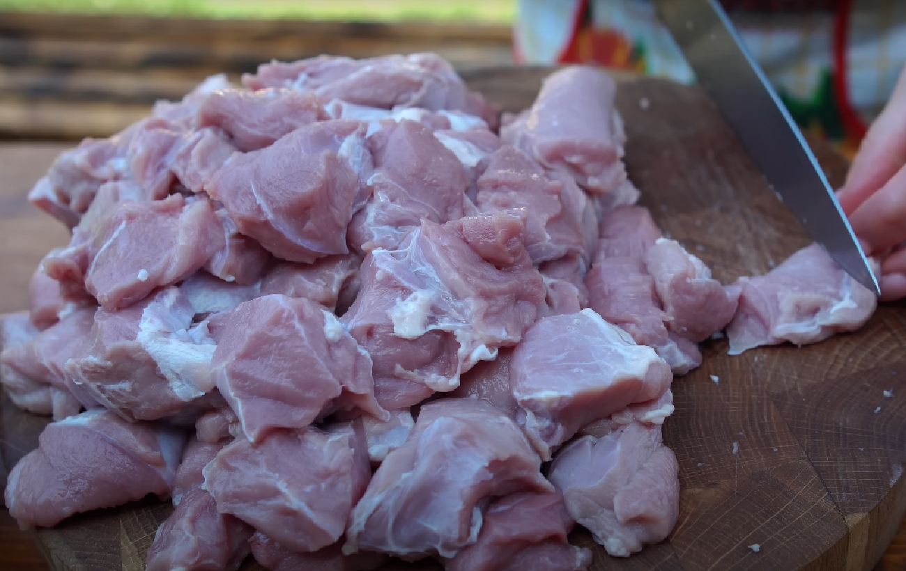 Гуляш в котелке: рецепт сытного мясного блюда